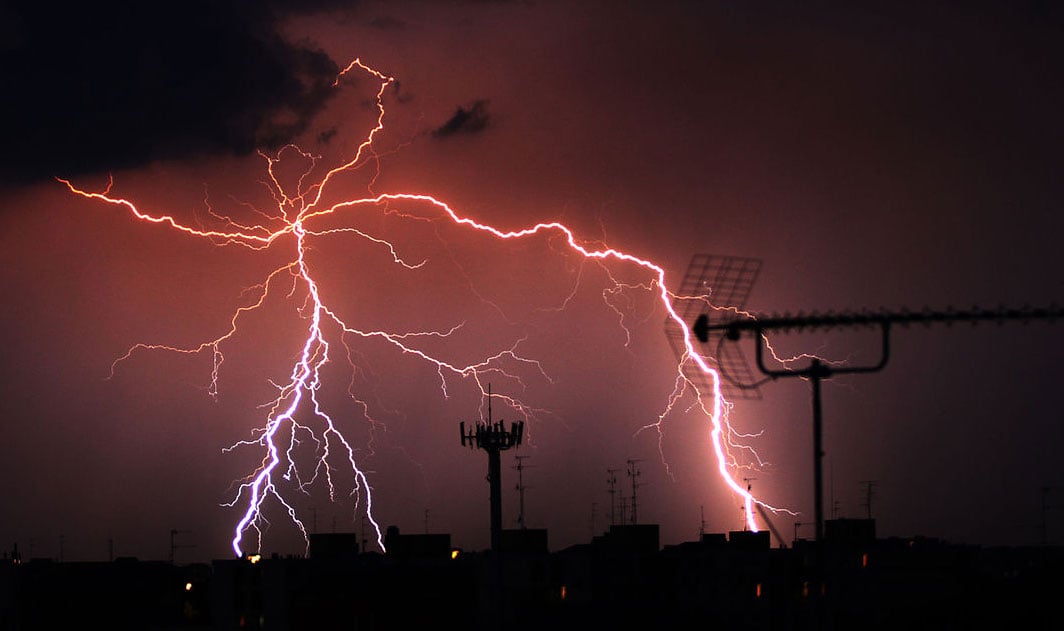 Lightning strikes are not continuous but proceed in steps - but we don't yet know why this is. Image credit - Bernardo de Menezes Petrucci/Wikimedia, licenced under CC BY-SA 4.0
