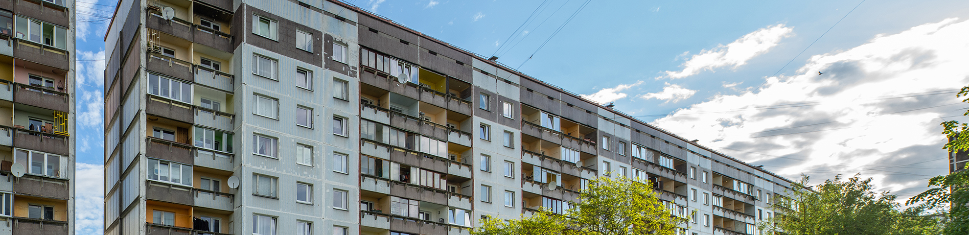 Latvia’s Soviet-era blocks are among the many poorly insulated buildings and EU-funded deep renovations are the best way to improve their energy efficiency. © Aleks Kend, Shutterstock.com